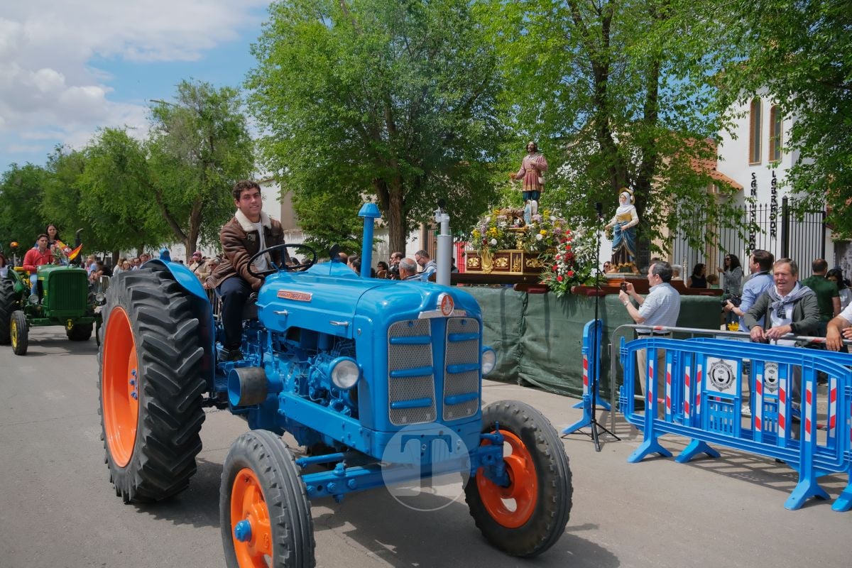 San Isidro cierra sus fiestas en Tomelloso con procesión y medio centenar de tractores