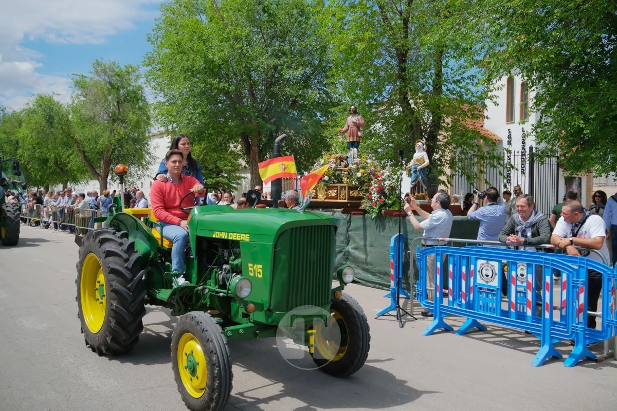 San Isidro cierra sus fiestas en Tomelloso con procesión y medio centenar de tractores