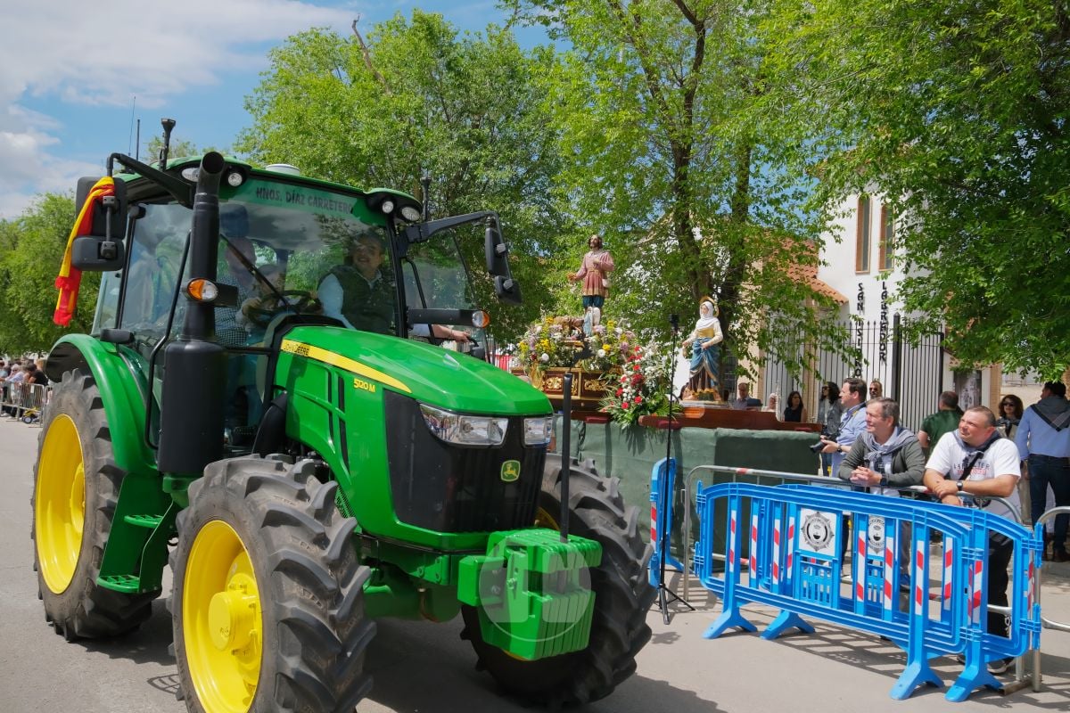 San Isidro cierra sus fiestas en Tomelloso con procesión y medio centenar de tractores