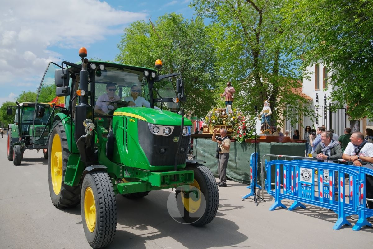 San Isidro cierra sus fiestas en Tomelloso con procesión y medio centenar de tractores