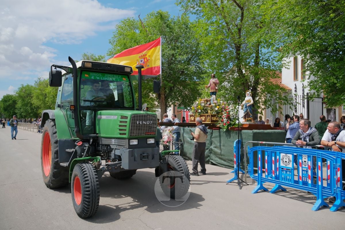 San Isidro cierra sus fiestas en Tomelloso con procesión y medio centenar de tractores