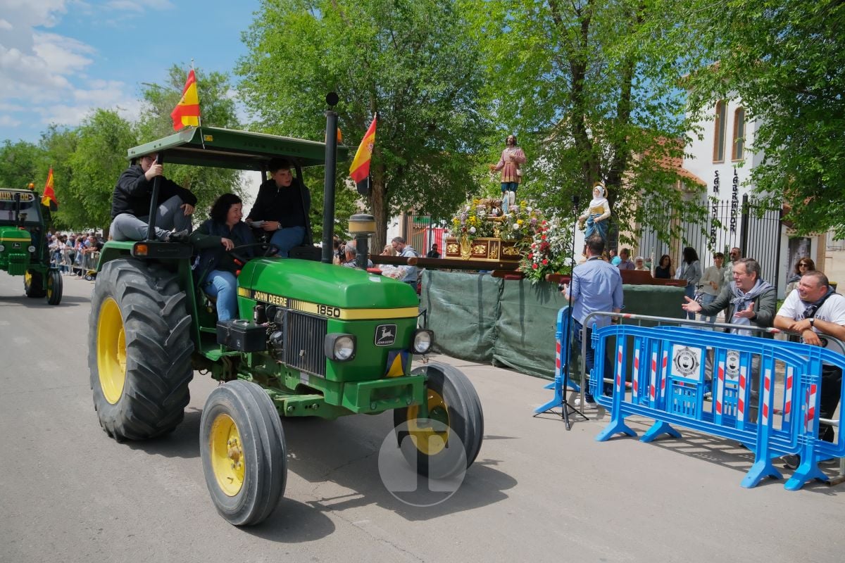 San Isidro cierra sus fiestas en Tomelloso con procesión y medio centenar de tractores