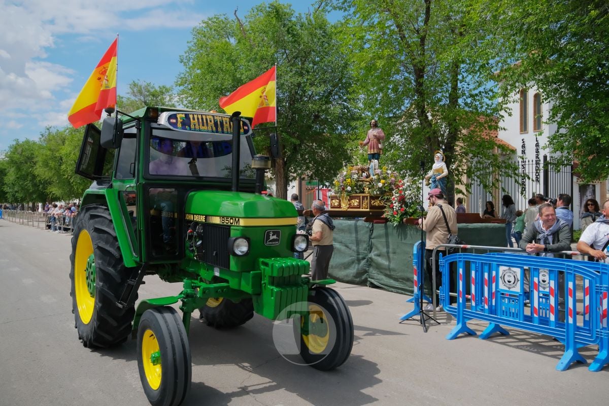 San Isidro cierra sus fiestas en Tomelloso con procesión y medio centenar de tractores