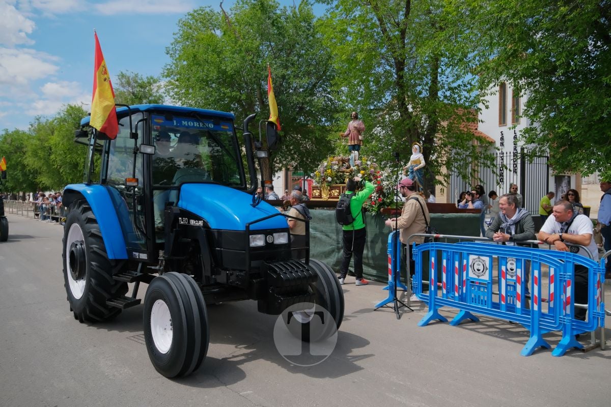 San Isidro cierra sus fiestas en Tomelloso con procesión y medio centenar de tractores