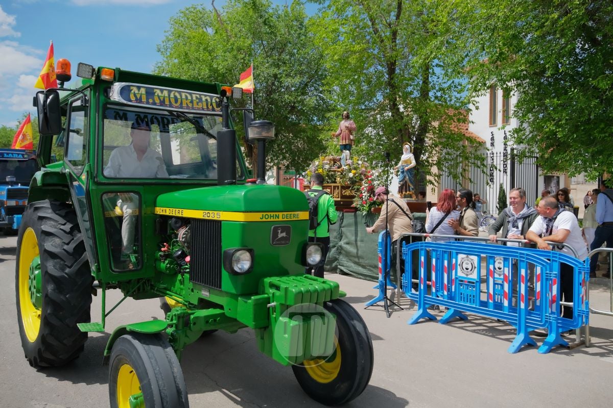 San Isidro cierra sus fiestas en Tomelloso con procesión y medio centenar de tractores