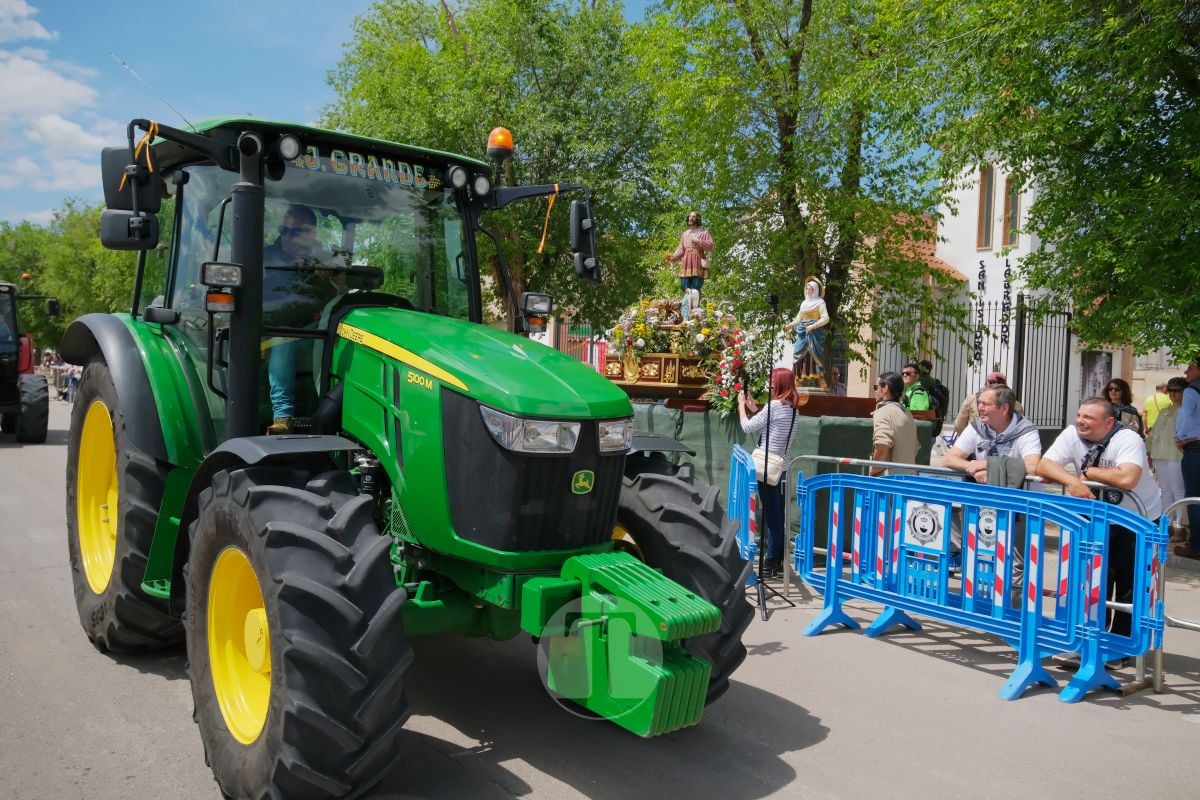 San Isidro cierra sus fiestas en Tomelloso con procesión y medio centenar de tractores