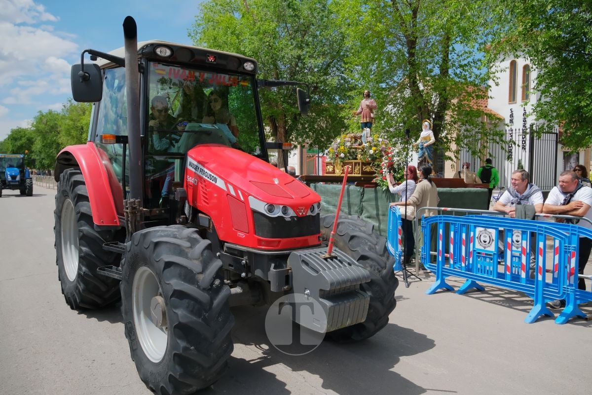 San Isidro cierra sus fiestas en Tomelloso con procesión y medio centenar de tractores