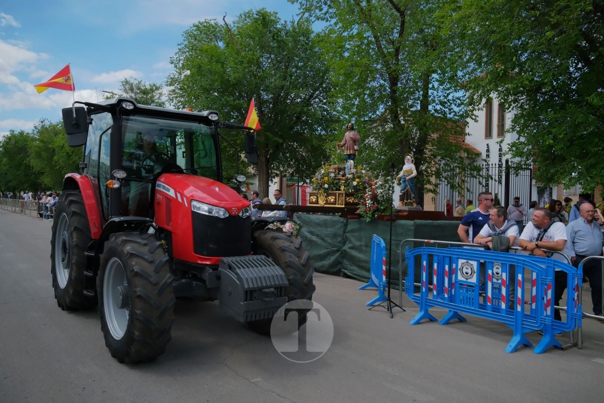San Isidro cierra sus fiestas en Tomelloso con procesión y medio centenar de tractores