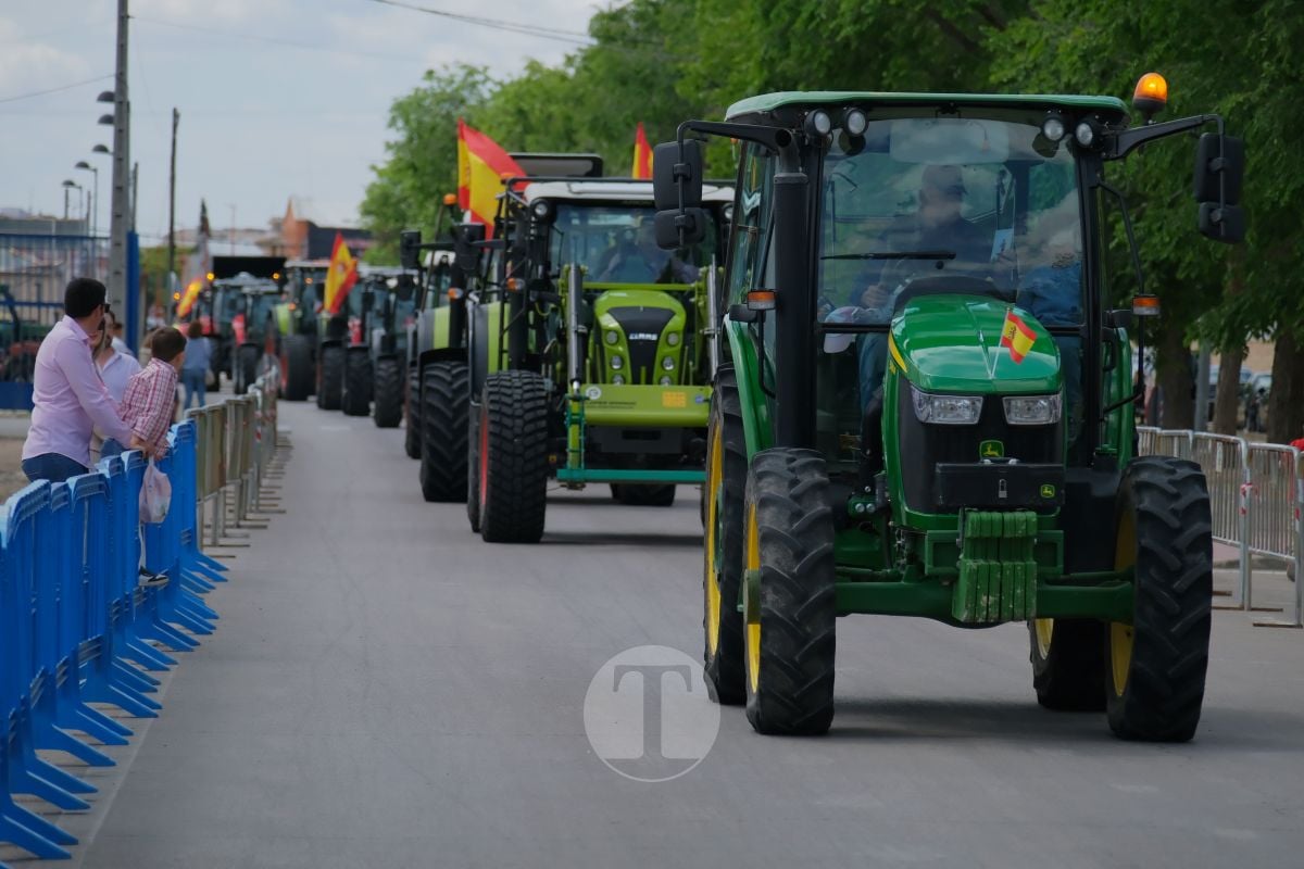 San Isidro cierra sus fiestas en Tomelloso con procesión y medio centenar de tractores