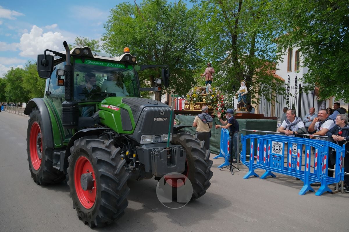 San Isidro cierra sus fiestas en Tomelloso con procesión y medio centenar de tractores