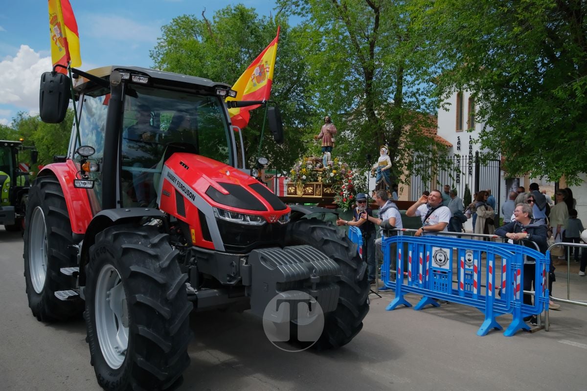 San Isidro cierra sus fiestas en Tomelloso con procesión y medio centenar de tractores
