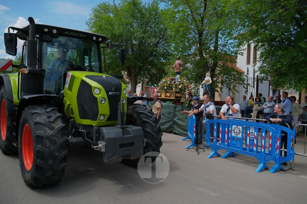 San Isidro cierra sus fiestas en Tomelloso con procesión y medio centenar de tractores