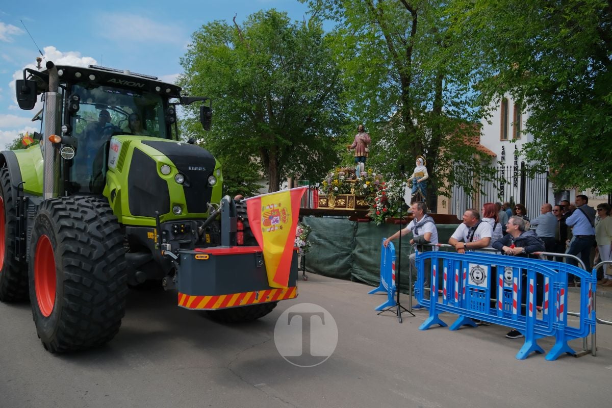 San Isidro cierra sus fiestas en Tomelloso con procesión y medio centenar de tractores
