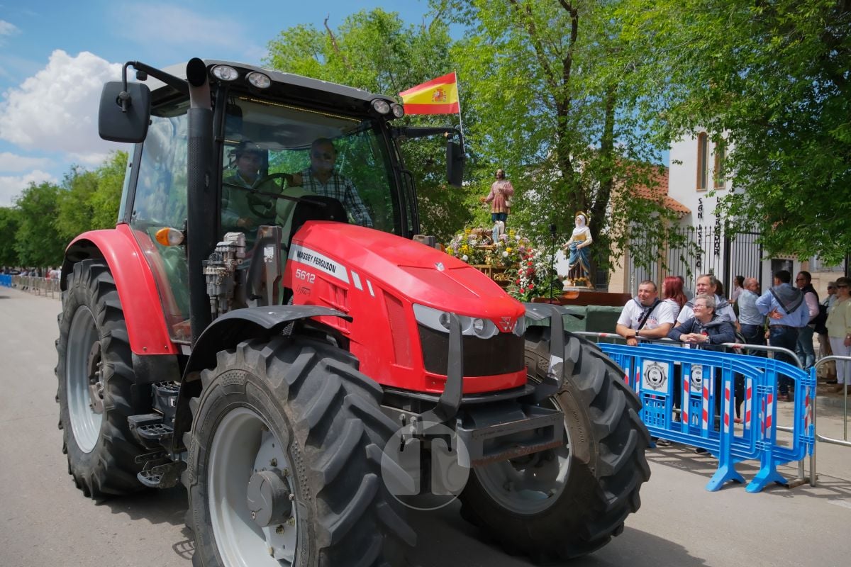San Isidro cierra sus fiestas en Tomelloso con procesión y medio centenar de tractores