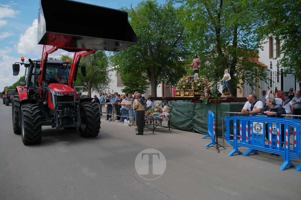 San Isidro cierra sus fiestas en Tomelloso con procesión y medio centenar de tractores