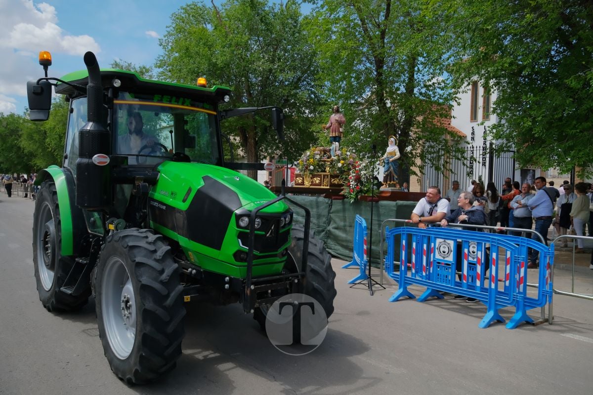 San Isidro cierra sus fiestas en Tomelloso con procesión y medio centenar de tractores