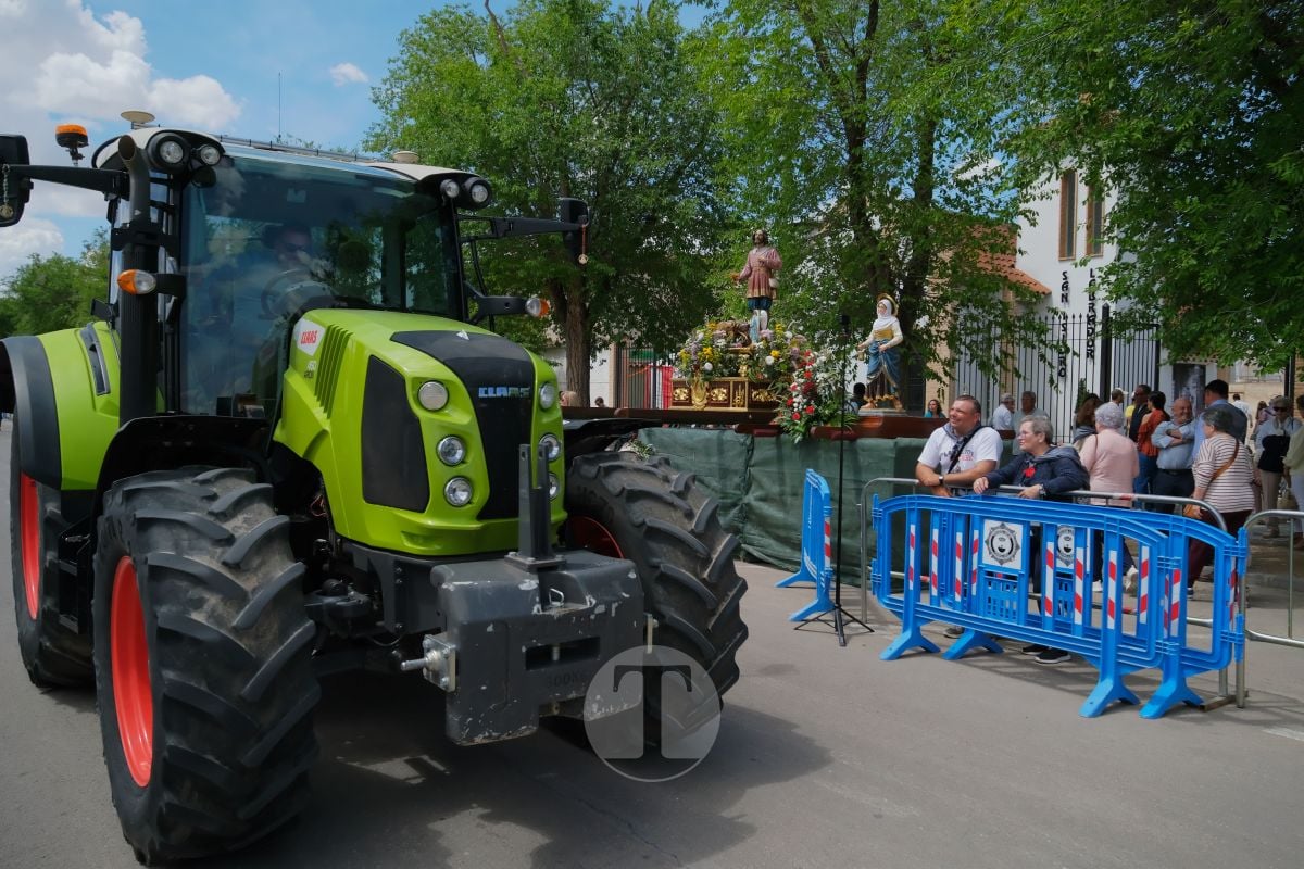 San Isidro cierra sus fiestas en Tomelloso con procesión y medio centenar de tractores