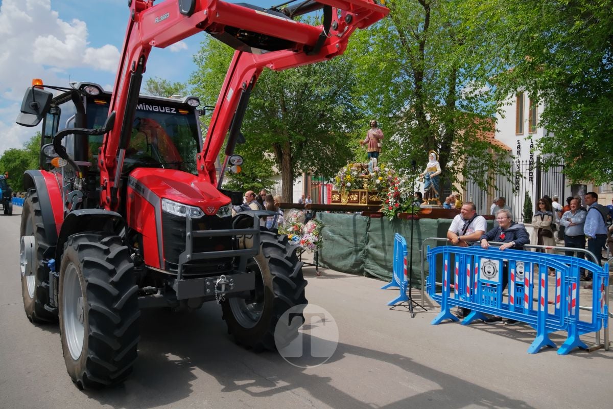 San Isidro cierra sus fiestas en Tomelloso con procesión y medio centenar de tractores