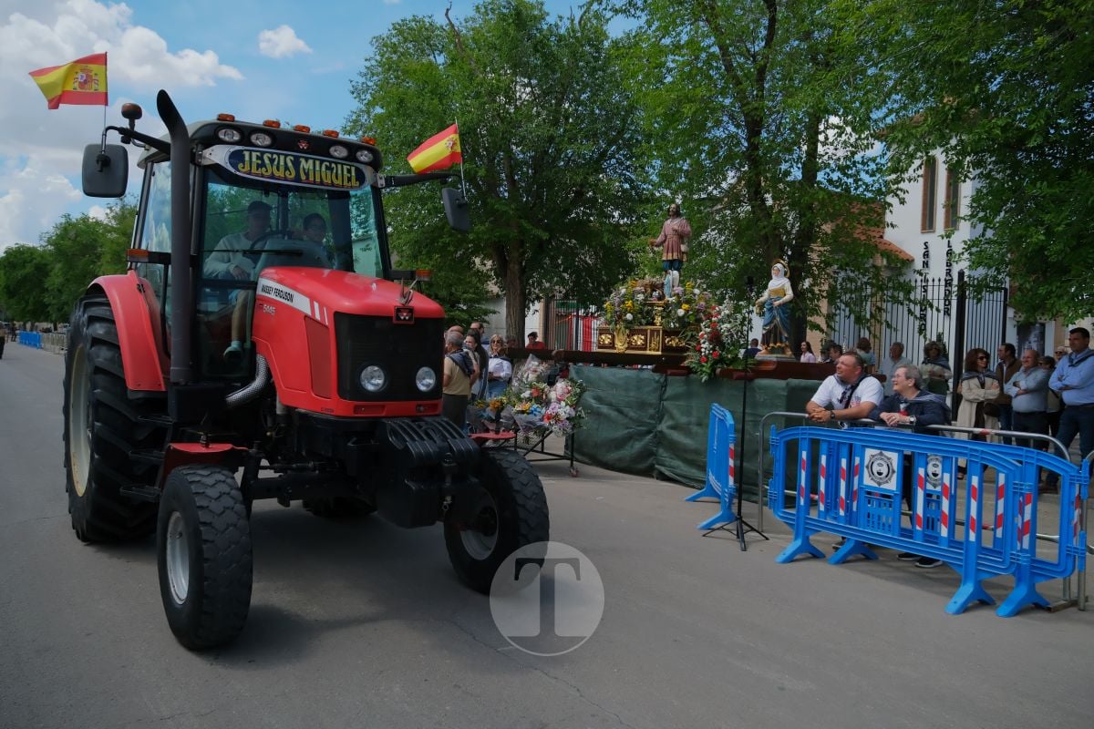 San Isidro cierra sus fiestas en Tomelloso con procesión y medio centenar de tractores