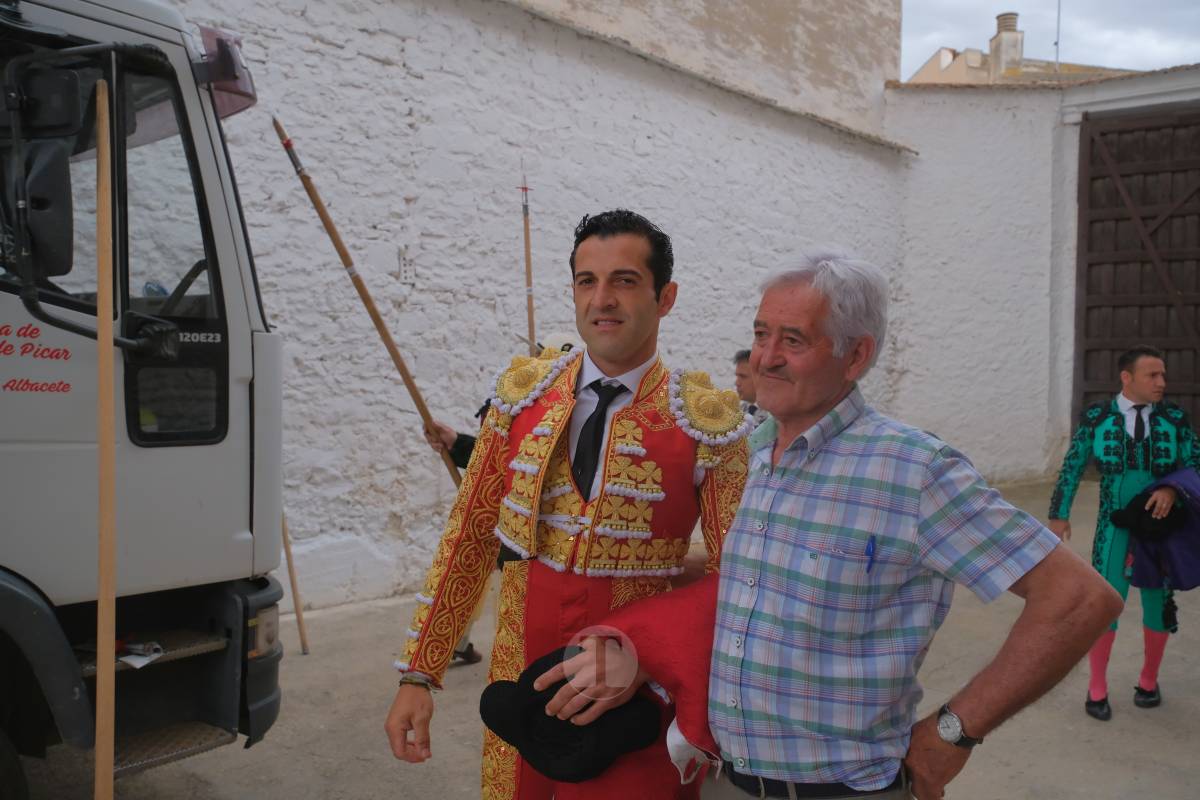 Antonio Linares celebra diez años de su alternativa con cuatro orejas en una tarde marcada por la lluvia