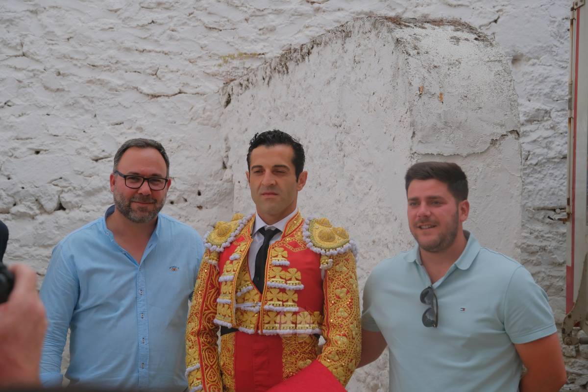Antonio Linares celebra diez años de su alternativa con cuatro orejas en una tarde marcada por la lluvia