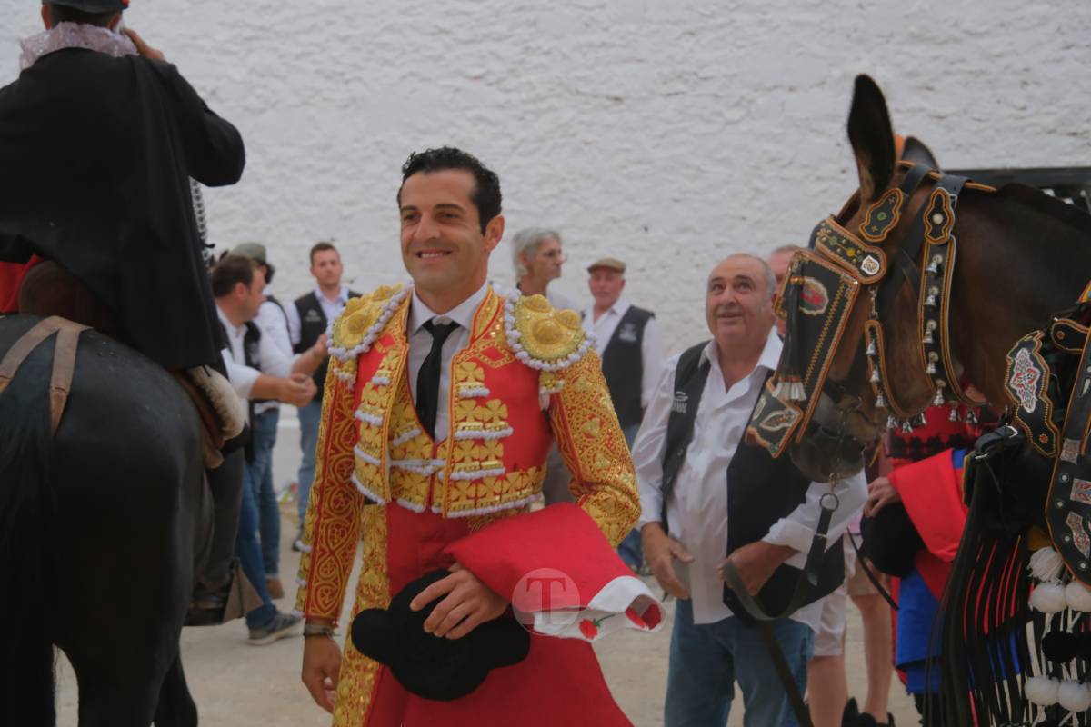 Antonio Linares celebra diez años de su alternativa con cuatro orejas en una tarde marcada por la lluvia