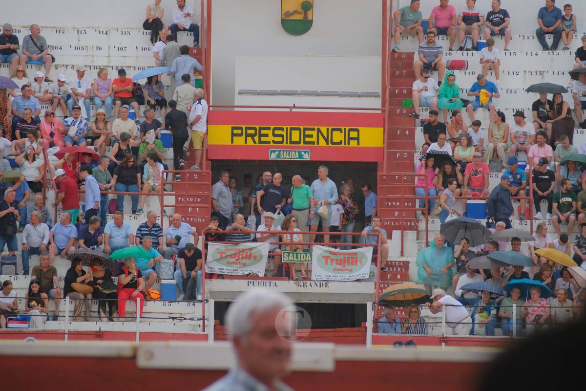 Antonio Linares celebra diez años de su alternativa con cuatro orejas en una tarde marcada por la lluvia