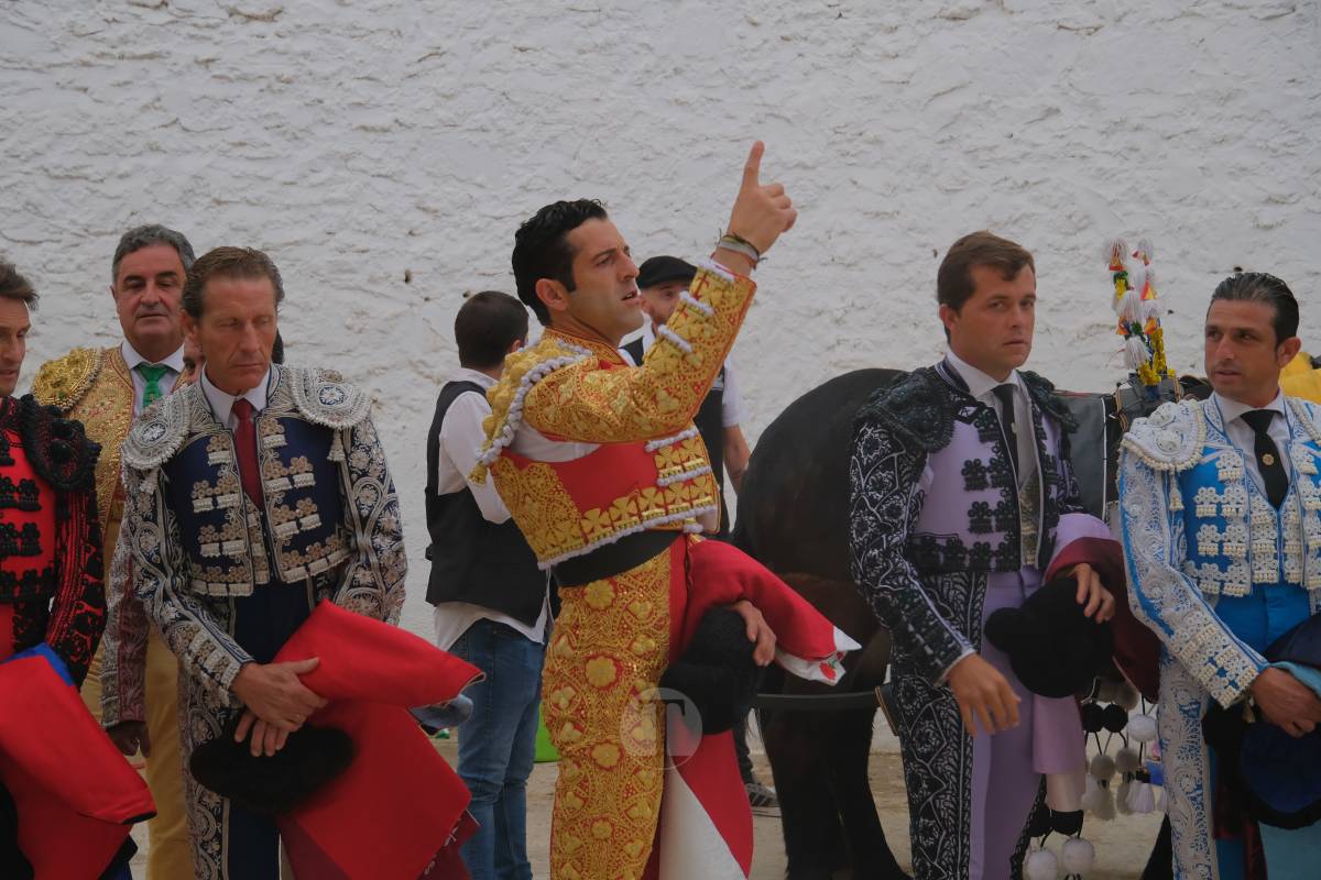 Antonio Linares celebra diez años de su alternativa con cuatro orejas en una tarde marcada por la lluvia