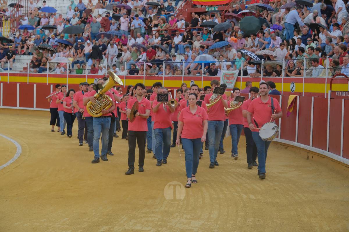 Antonio Linares celebra diez años de su alternativa con cuatro orejas en una tarde marcada por la lluvia