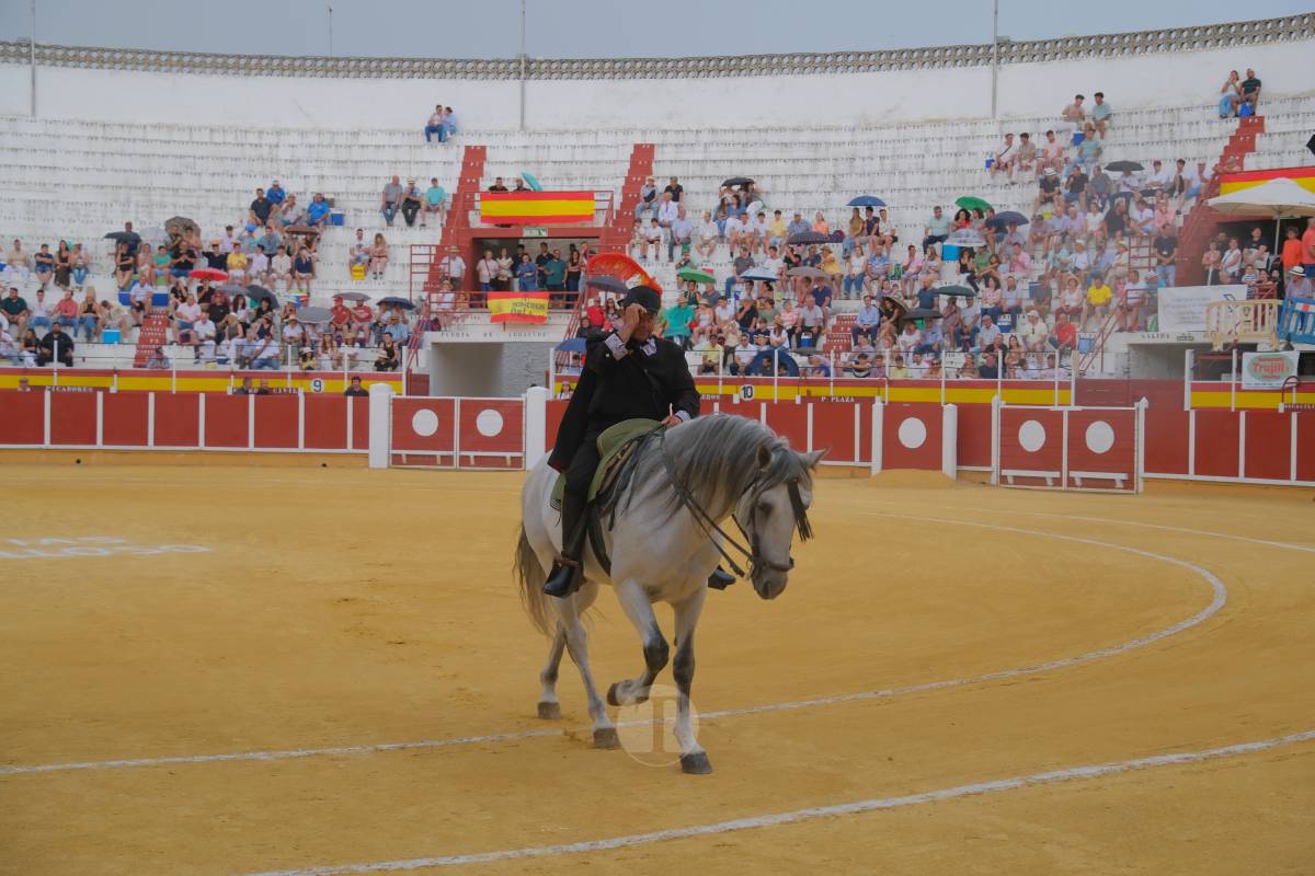 Antonio Linares celebra diez años de su alternativa con cuatro orejas en una tarde marcada por la lluvia