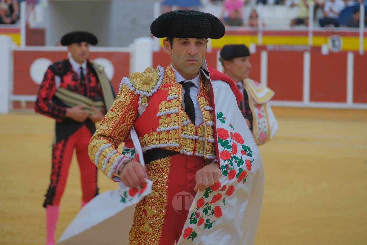 Antonio Linares celebra diez años de su alternativa con cuatro orejas en una tarde marcada por la lluvia