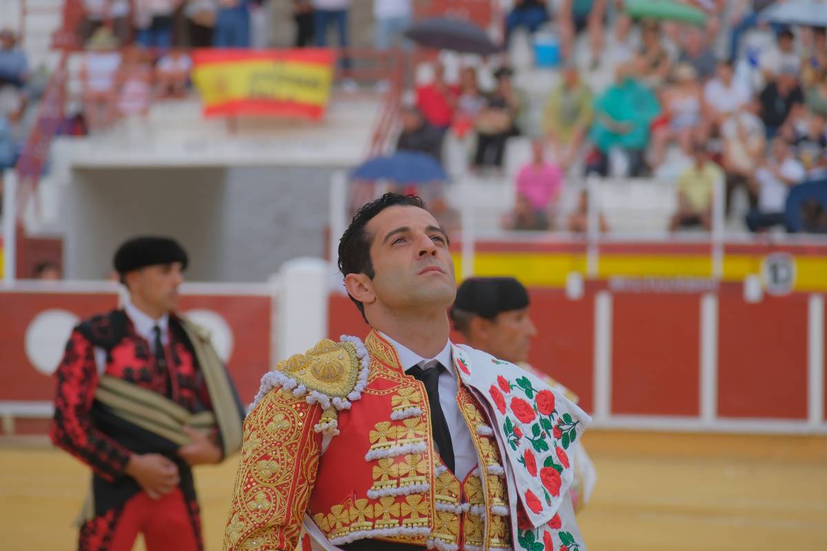 Antonio Linares celebra diez años de su alternativa con cuatro orejas en una tarde marcada por la lluvia