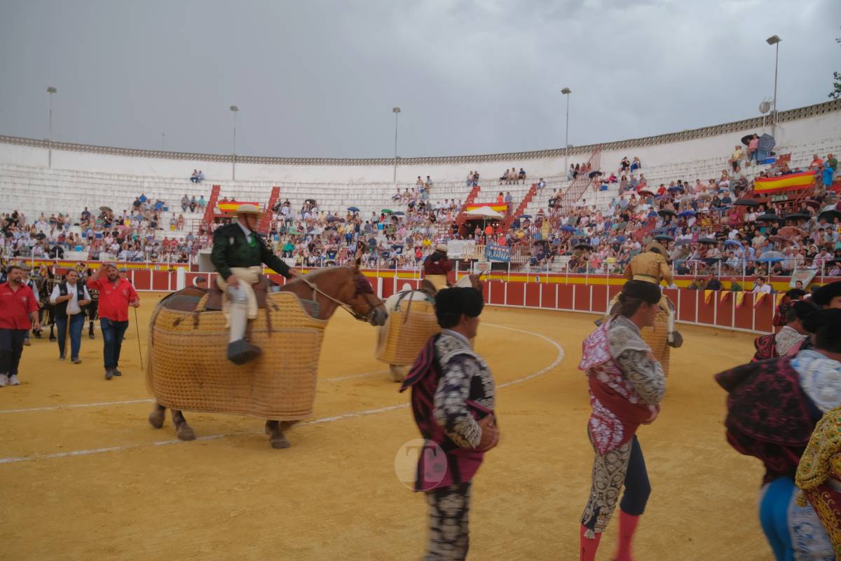 Antonio Linares celebra diez años de su alternativa con cuatro orejas en una tarde marcada por la lluvia