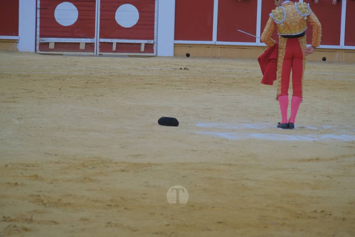 Antonio Linares celebra diez años de su alternativa con cuatro orejas en una tarde marcada por la lluvia