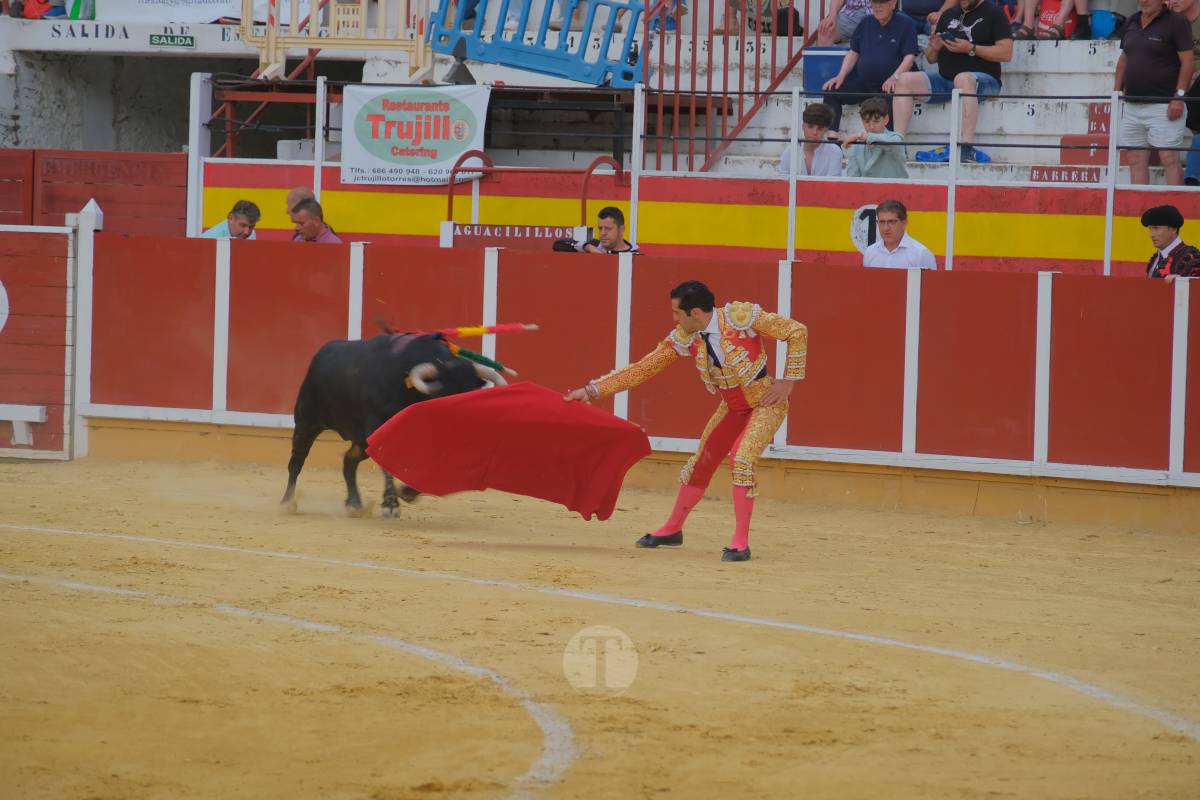 Antonio Linares celebra diez años de su alternativa con cuatro orejas en una tarde marcada por la lluvia