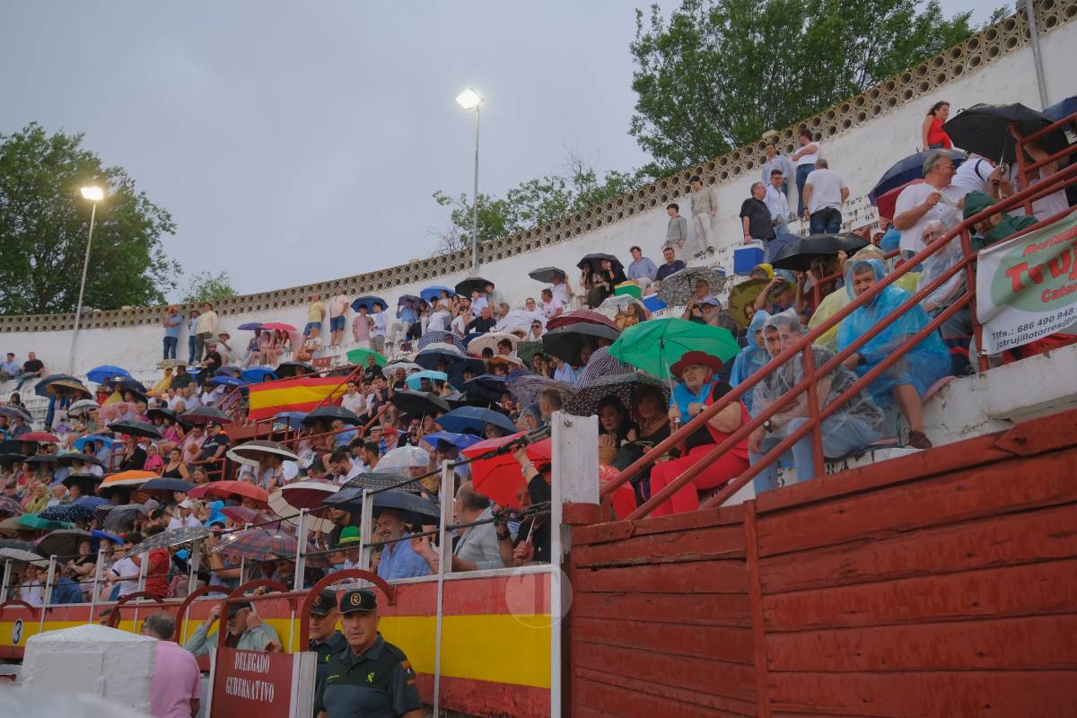 Antonio Linares celebra diez años de su alternativa con cuatro orejas en una tarde marcada por la lluvia