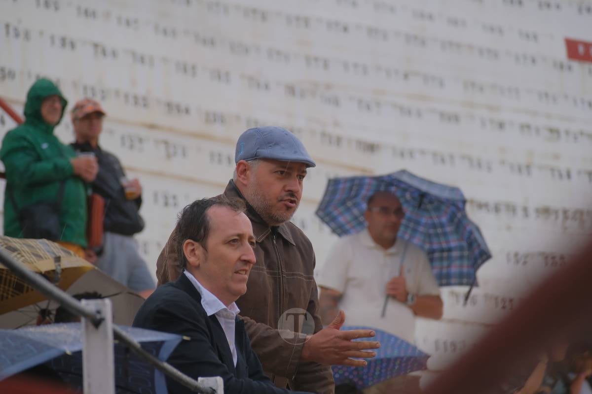 Antonio Linares celebra diez años de su alternativa con cuatro orejas en una tarde marcada por la lluvia