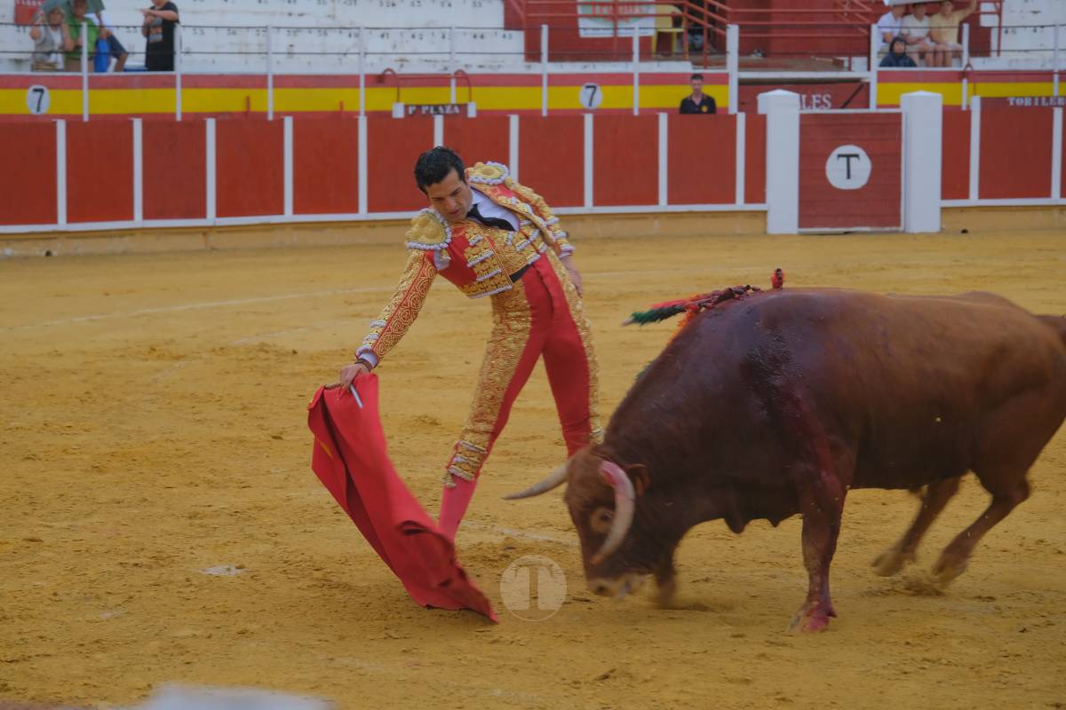 Antonio Linares celebra diez años de su alternativa con cuatro orejas en una tarde marcada por la lluvia