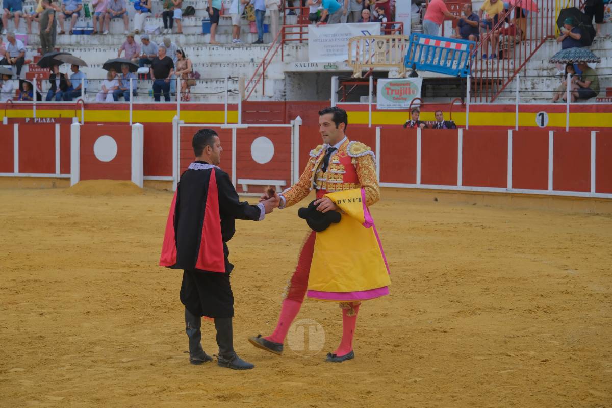 Antonio Linares celebra diez años de su alternativa con cuatro orejas en una tarde marcada por la lluvia