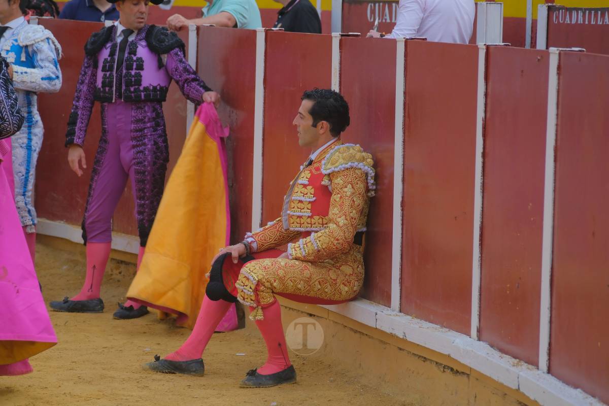 Antonio Linares celebra diez años de su alternativa con cuatro orejas en una tarde marcada por la lluvia