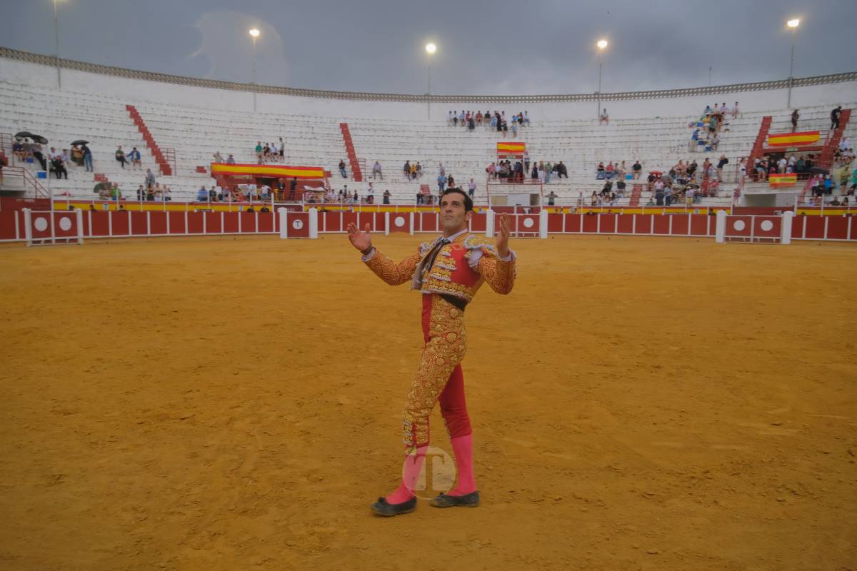 Antonio Linares celebra diez años de su alternativa con cuatro orejas en una tarde marcada por la lluvia