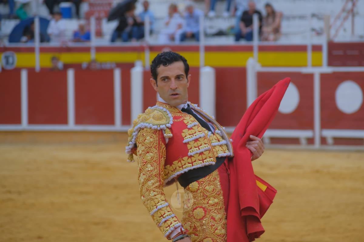 Antonio Linares celebra diez años de su alternativa con cuatro orejas en una tarde marcada por la lluvia