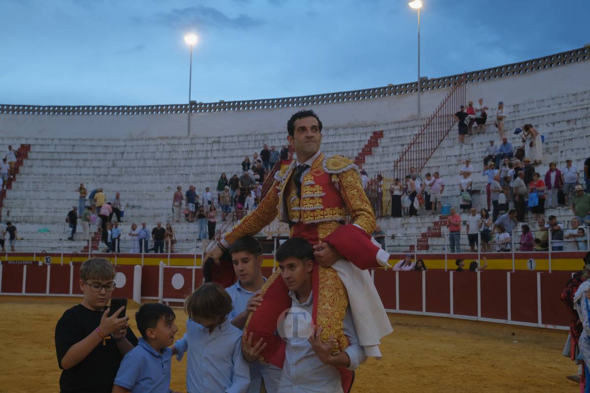 Antonio Linares celebra diez años de su alternativa con cuatro orejas en una tarde marcada por la lluvia