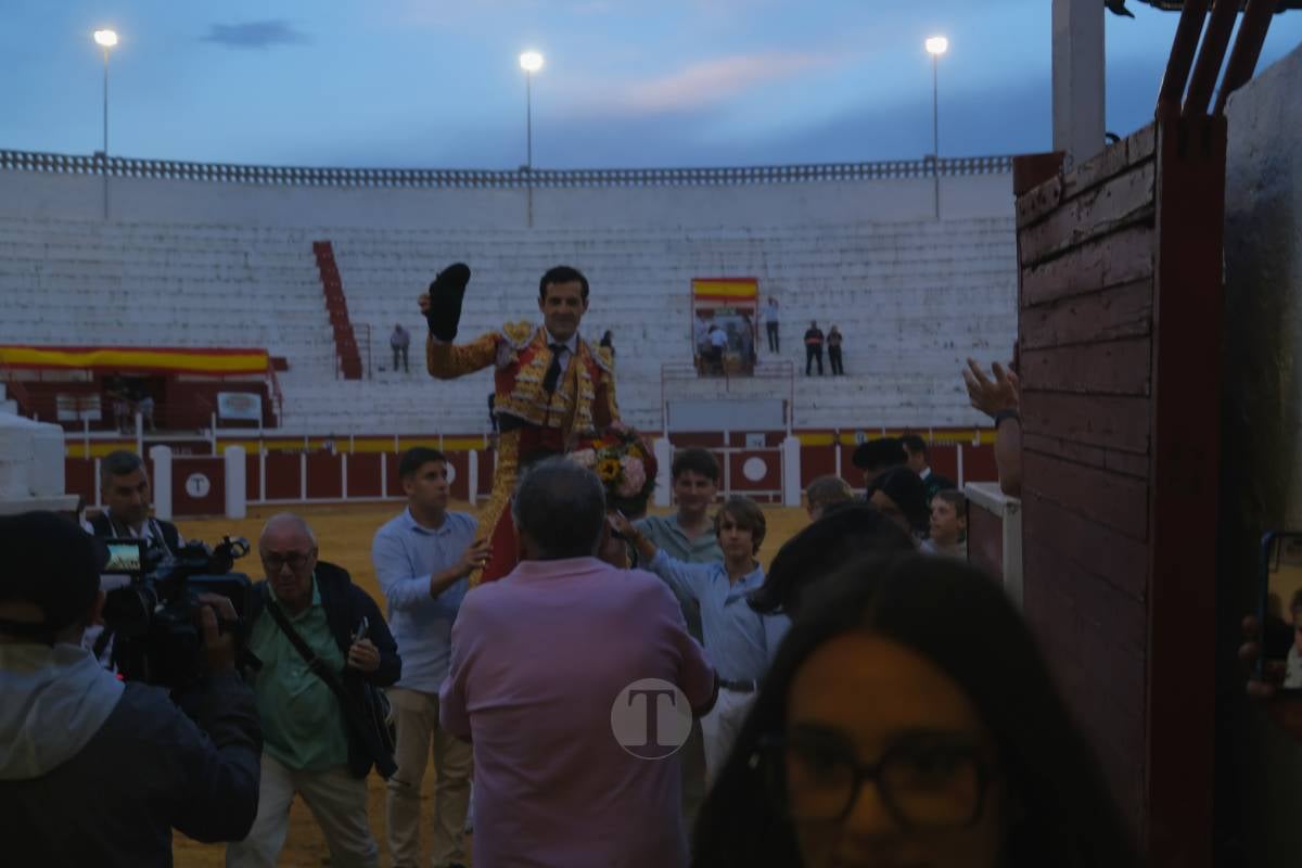 Antonio Linares celebra diez años de su alternativa con cuatro orejas en una tarde marcada por la lluvia