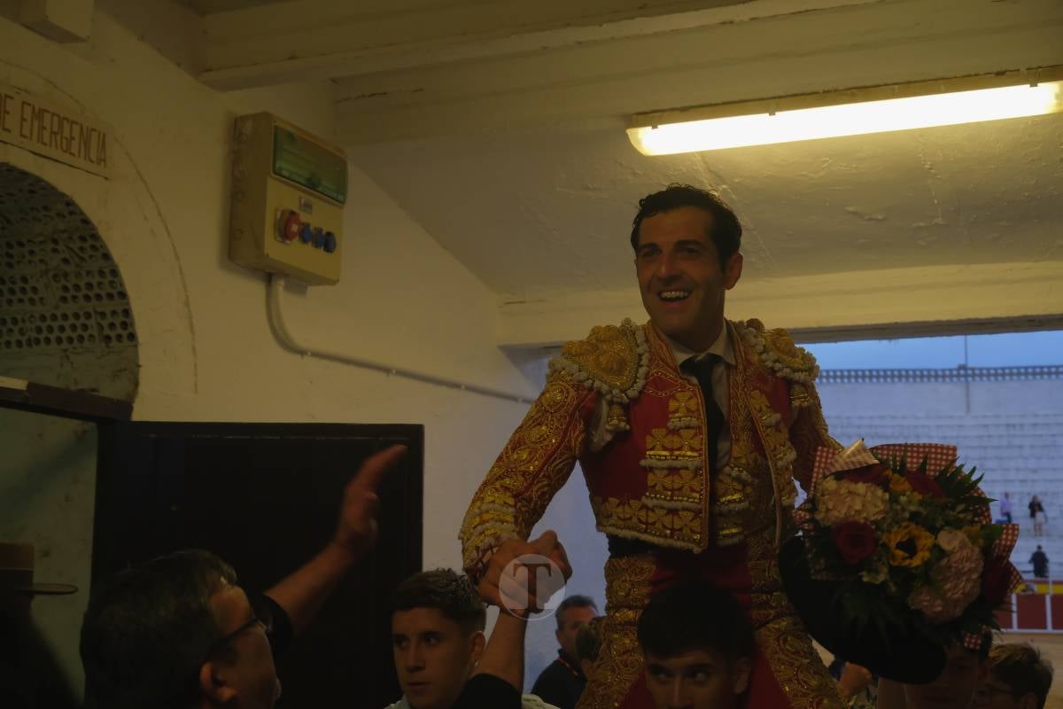 Antonio Linares celebra diez años de su alternativa con cuatro orejas en una tarde marcada por la lluvia