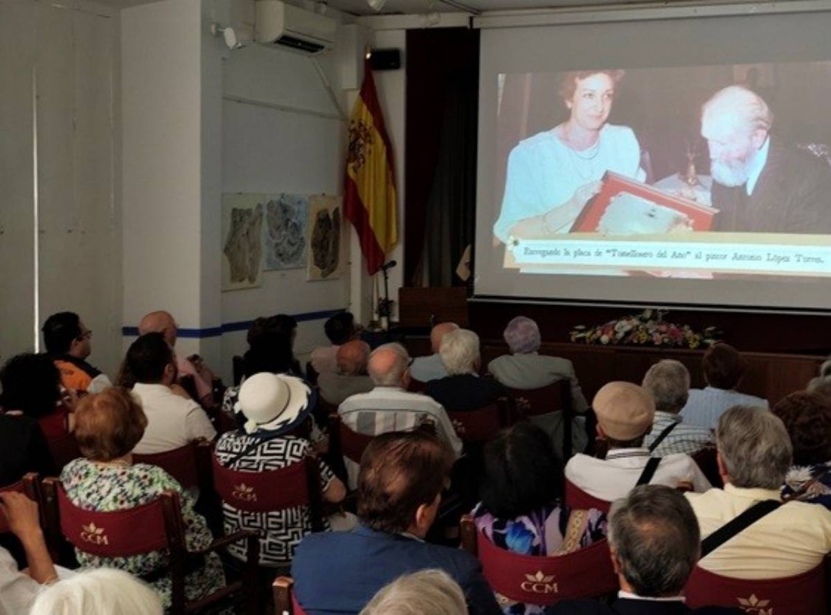 Homenaje a la tomellosera Olga Alberca tras más de cuatro décadas de compromiso con Castilla-La Mancha en Madrid