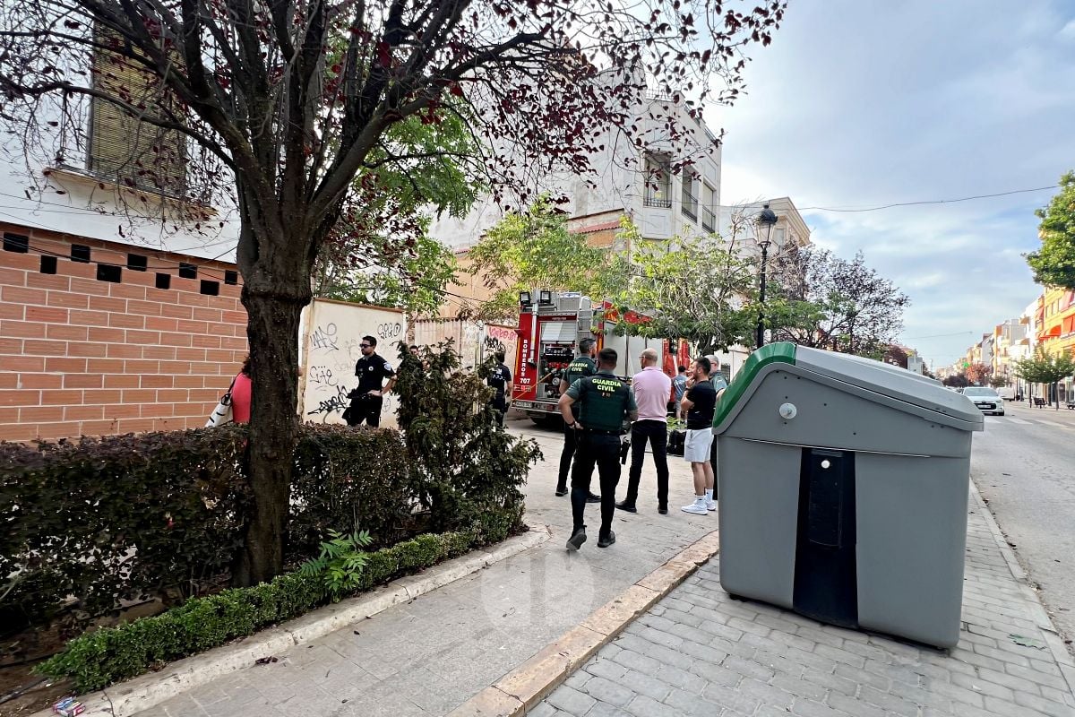 Un incendio calcina la vegetación de un solar en la calle Don Víctor Peñasco de Tomelloso