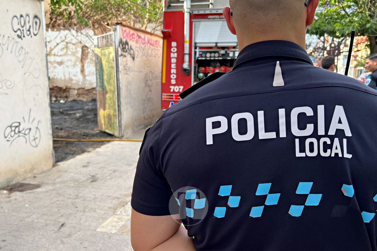 Un incendio calcina la vegetación de un solar en la calle Don Víctor Peñasco de Tomelloso