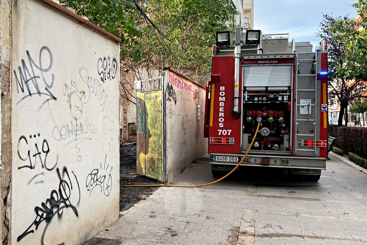 Un incendio calcina la vegetación de un solar en la calle Don Víctor Peñasco de Tomelloso