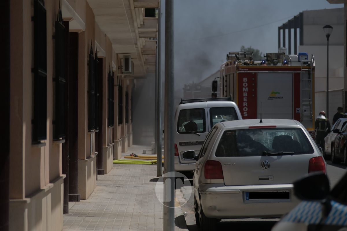 ÚLTIMA HORA: Gran humareda tras el incendio en una cochera de Tomelloso